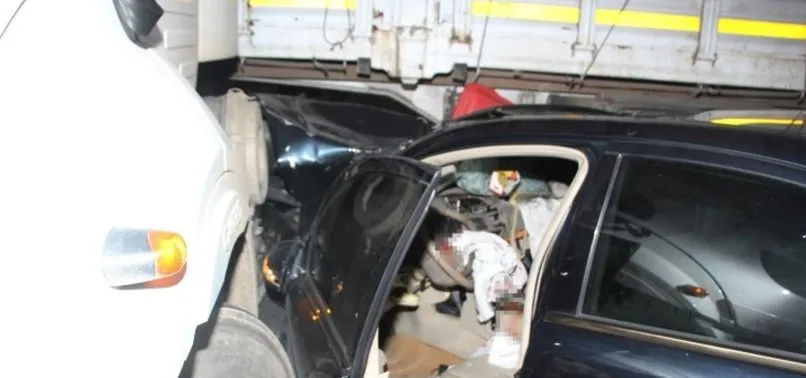 Otomobil tıra ok gibi saplandı! Hurdaya dönen araçtan yaralı kurtarıldı