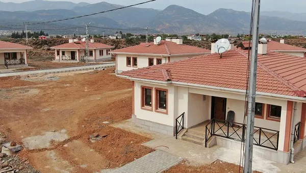 1698653265131.jpeg Deprem sonrası köyler de ayağa kalkıyor! Hatay'da depremzedeler yeni evlerine kavuşuyor - 5