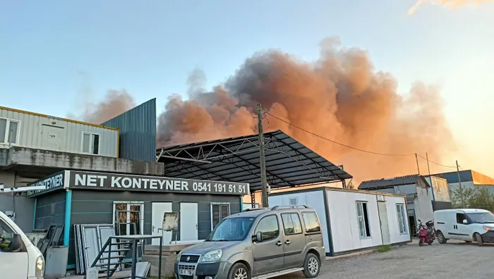 İzmit'te geri dönüşüm tesisinin kağıt deposunda yangın - 3