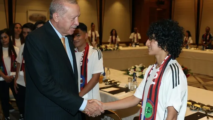 Başkan Erdoğan Yüksekovaspor Kadın Takımı’nı kabul etti