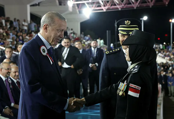 polis-meslek-yuksekokullari-mezuniyet-toreni-baskan-erdogan-ile-endonezyali-komiser-yardimcisi-arasinda-ilginc-1690404951807.jpg