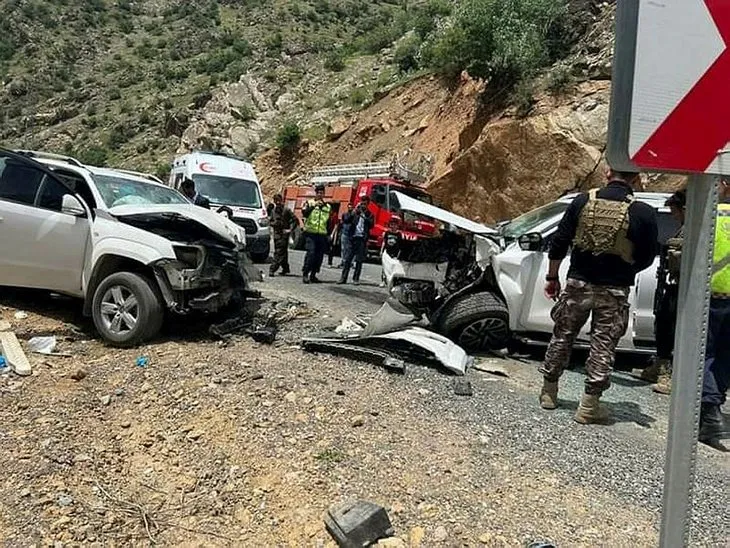 Hakkari’deki trafik kazasında vali yardımcısı ve kaymakam yaralandı