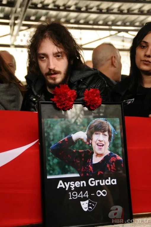 Ayşen Gruda'nın cenazesinden gözler Şener Şen'i aramıştı! Usta sanatçının o görüntüleri ortaya çıktı