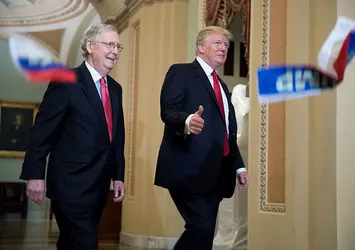 Trump’a, Rusya bayraklı protesto!