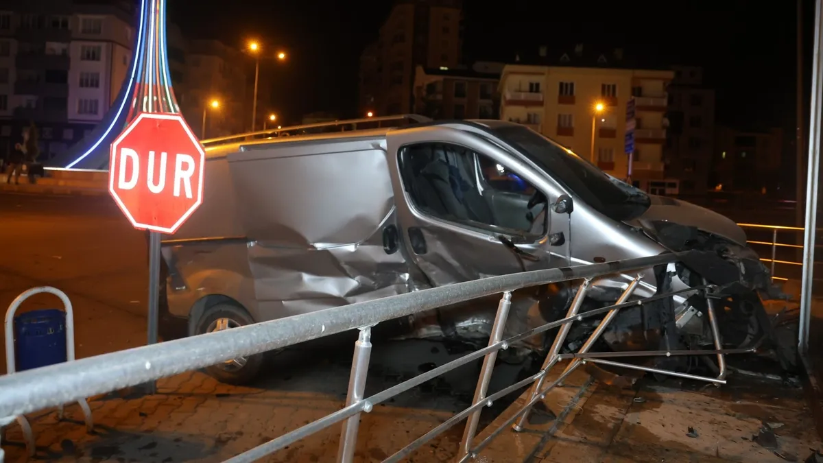 Alkollü sürücü facia saçtı! Araçlar hurdaya döndü: 3 yaralı