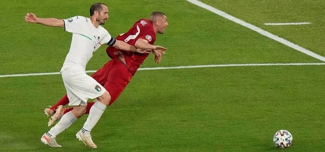 Türkiye-İtalya maçında gözler hakeme döndü! İşte Millilerimizin penaltı beklediği pozisyon