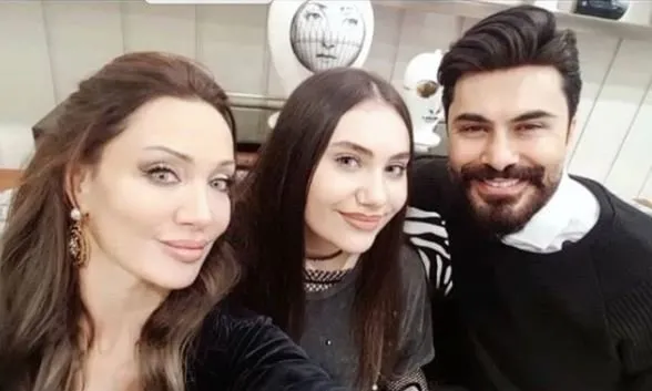 Pinar Altug Ve Kizinin Turk Bayragi Desenli Tisortleri Gundem Oldu