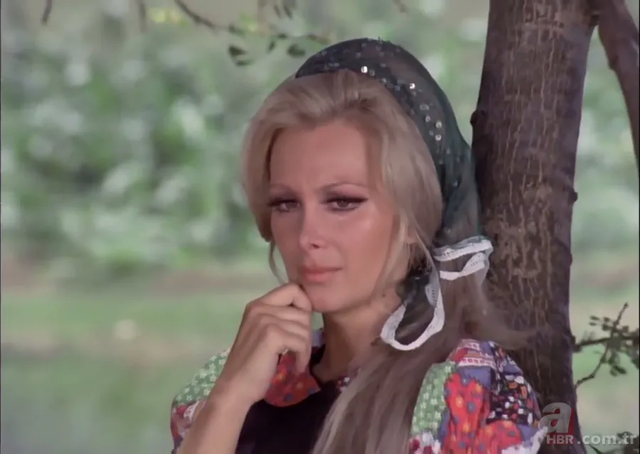 Yeşilçam'dan bir yıldız daha kaydı! Ünlülerden Filiz Akın'a taziye mesajları... 3