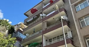 Güngören’de bir binanın balkonu çöktü!