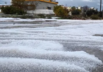 Antalya'da dolu tarım alanlarına zarar verdi