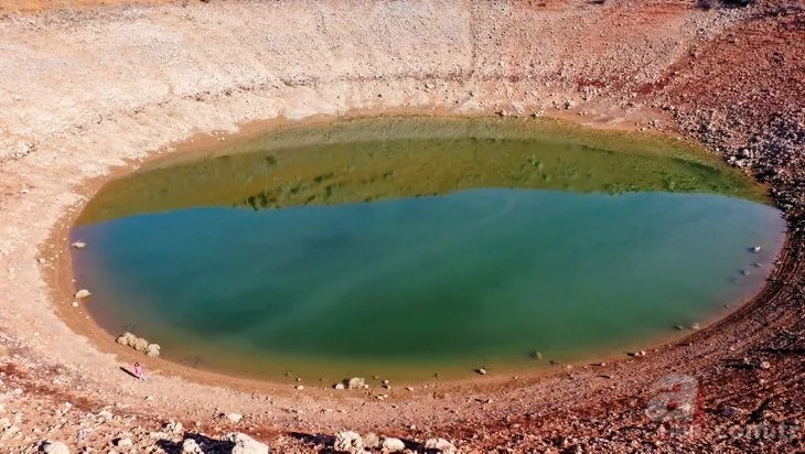 Keban Baraj Gölü’nde sular çekildi! Dev obruklar ortaya çıktı