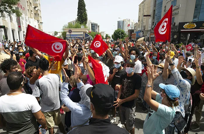 Son dakika: Darbenin yaşandığı Tunus'ta flaş karar: 1 ay süreyle sokağa çıkma yasağı ilan edildi - 3