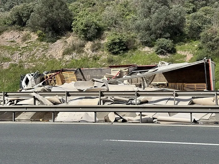 temde-trafik-kazasi-istanbul-yonu-trafige-kapatildi-1771587216508.jpeg TEM'de trafik kazası: Ulaşım 3 saat sonra normale döndü - 1