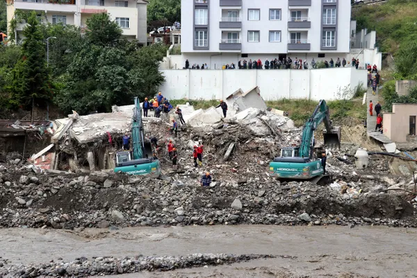 Bozkurt’ta Jandarma ve AFAD ekiplerinin çalışmaları devam ediyor! Ölçer Apartmanı’nın enkazında bekleyiş sürüyor