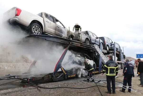 Son model otomobil taşıyan TIR alev alev yandı!