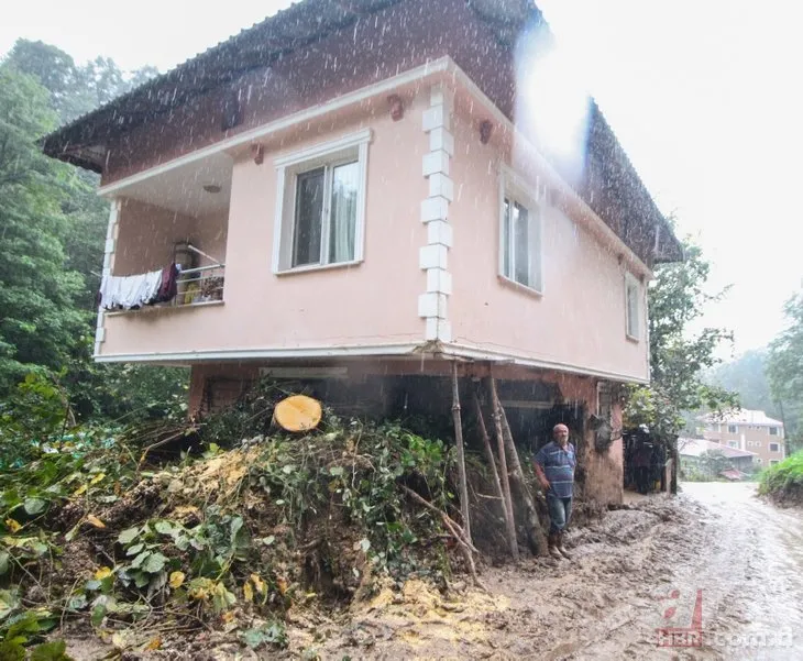 Rize’de heyelan! Bir vatandaşın evi toprak doldu