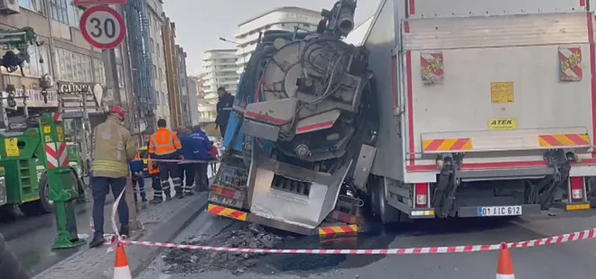 Güngören'de yol çöktü: 2 kamyon mahsur kaldı
