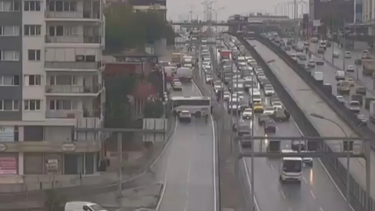 Avcılar'da feci kaza: Servis midibüsü duvara çarptı