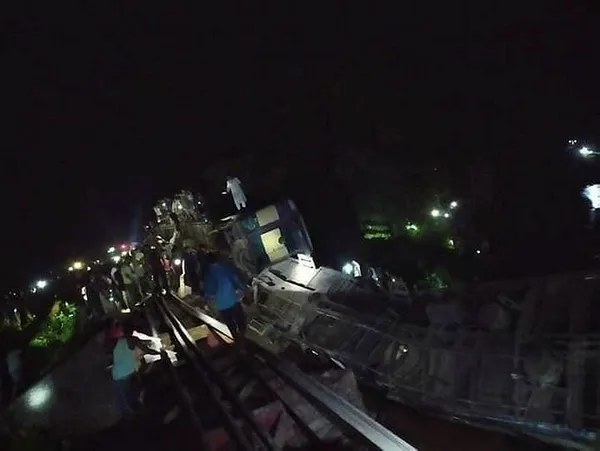 Bangladeş'te yolcu treni nehre düştü - 1
