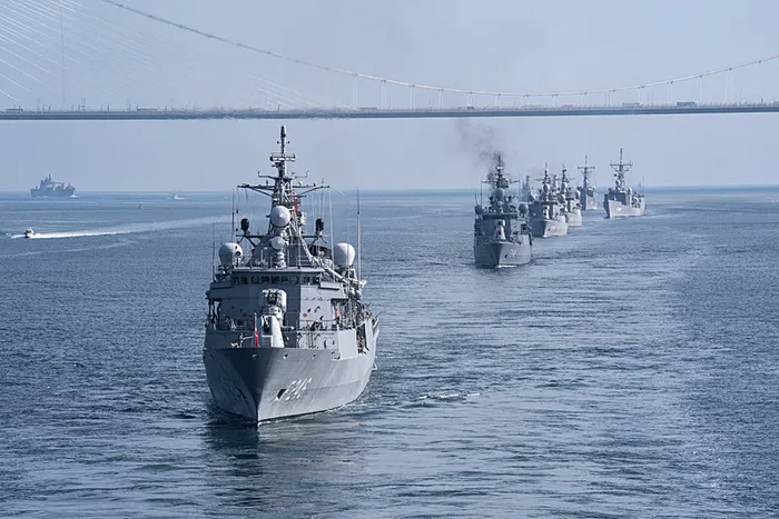 İstanbul Boğazı’nda gövde gösterisi! TCG Anadolu’ya iniş yaptılar...