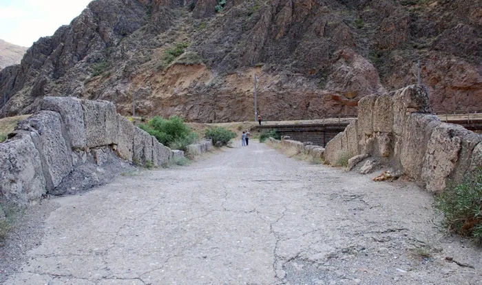 800 yıllık tarihi köprüye kepçeli müdahale! Valilik harekete geçti