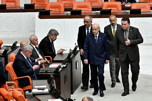 bahceliden-chpdeki-koltuk-kavgasina-esprili-yorum-chpde-sinif-arkadasim-devam-etmezse-ekreme-karsi-ozgur-derim-1690300643934.jpg Bahçeli’den CHP’deki koltuk kavgasına esprili yorum: CHP'de sınıf arkadaşım devam etmezse Ekrem'e karşı Özgür derim! - 3