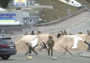 Kiev sokaklarında siren sesleri! Kum ve demirden barikatlar kuruluyor! Özel kuvvetler bölgede yerini aldı! A Haber'den Emine Kavasoğlu son durumu paylaştı