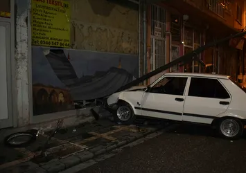 Malatya'da alkollü sürücü iş yerine daldı