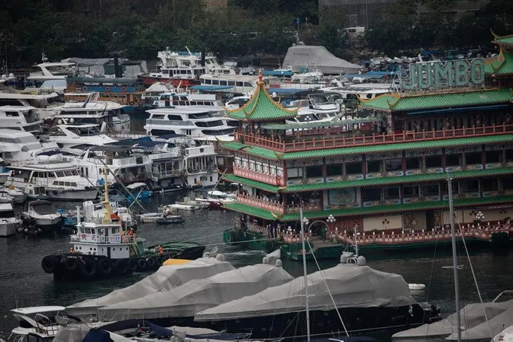 Yüzen restoran Güney Çin Denizi’nde battı! Hong Kong’un simgesinden kötü haber