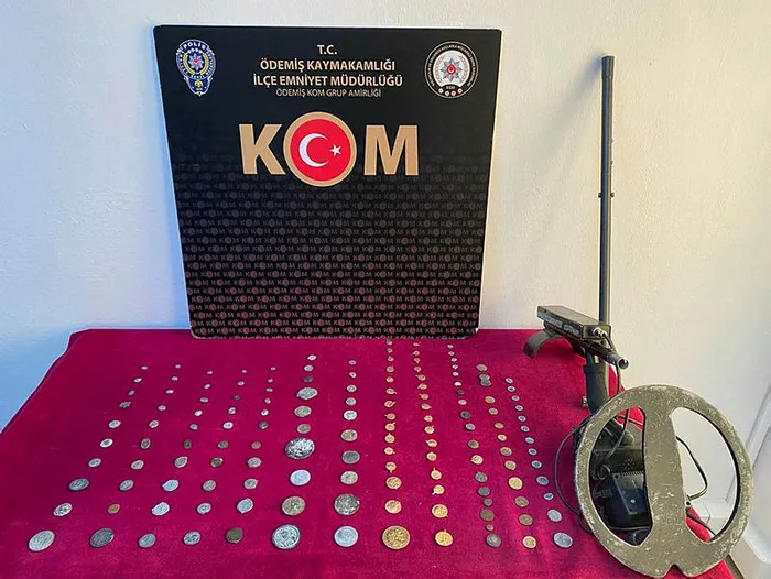 izmirde-roma-ve-bizans-donemine-ait-143-adet-sikke-ele-gecirildi-1654894769596.jpg İzmir'de Roma ve Bizans dönemine ait 143 adet sikke ele geçirildi - 1