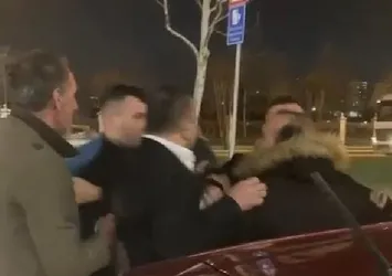 İstanbul’da "yol ortasında durdun" kavgası! O anlar kamerada