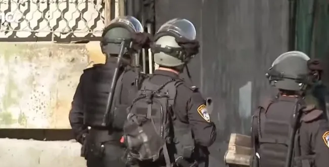 Kudüs’te her cuma aynı zulüm! Namaz gelenleri dövdüleri gençlere gaz bombası attılar