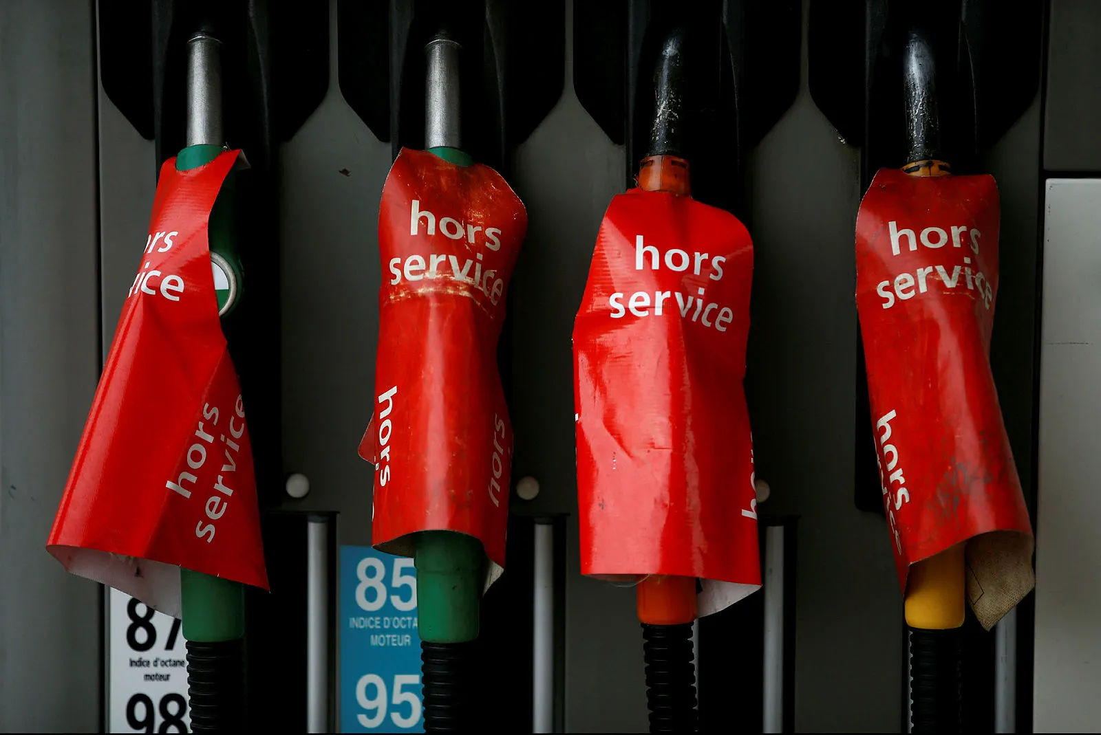 Macron için acı tablo: Fransa'da akaryakıt istasyonlarında yakıt sorunu başladı