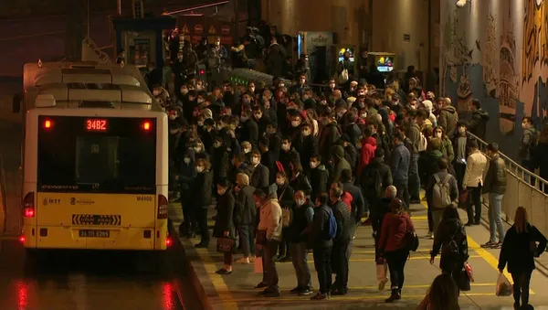 Zincirlikuyu metrobüs durağında yoğunluk - 2