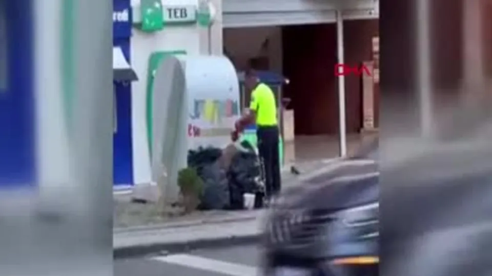 Trafik polisinden Türk bayrağı hassasiyeti