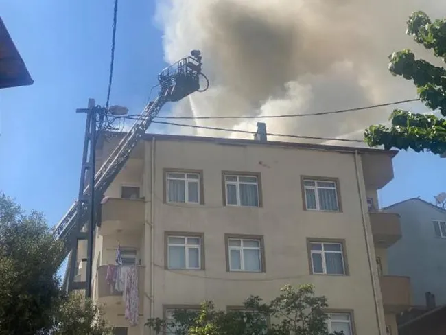 istanbulda-5-katli-binanin-catisinda-yangin-1620915490205.jpg