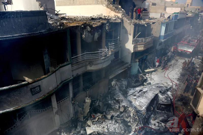 Pakistan'daki feci uçak kazasında sadece iki kişi kurtuldu! 97 kişi hayatını kaybetti! 16