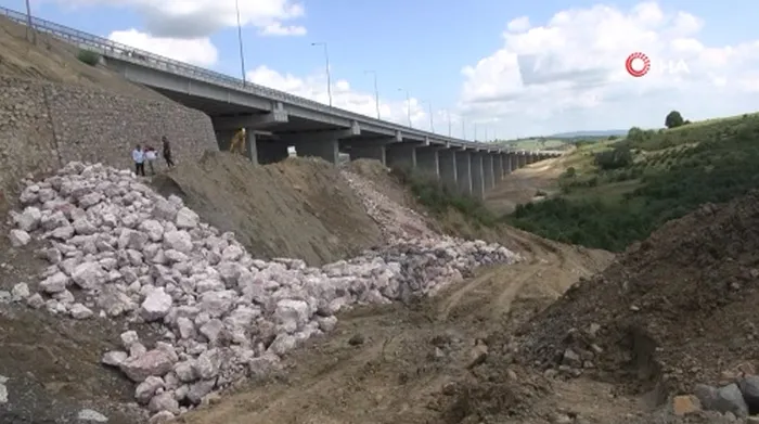 Yolları kapandı 2 yıldır tarlalarına gidemiyorlar | Tarım arazilerine otoyol engeli - 2