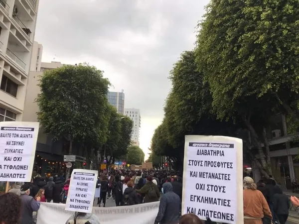 Güney Kıbrıs Rum Kesimi karıştı! Binlerce kişi sokağa indi - 2