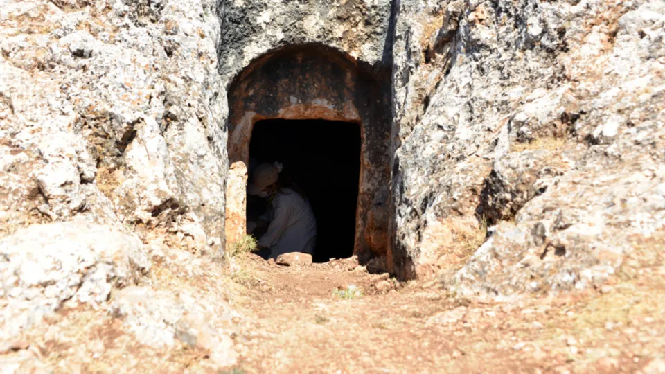 Kahramanmaraş'ta tarihi aydınlatan olay! 1800 yıllık mezarlar gün yüzüne çıkarılıyor