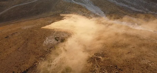 Bitlis’te tozlu göç başladı! Sürülerin zorlu yolculuğu drone ile görüntülendi