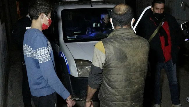 Bursa’da arkadaşlarının şaka için kelepçe taktığı kardeşleri polis kurtardı - 4