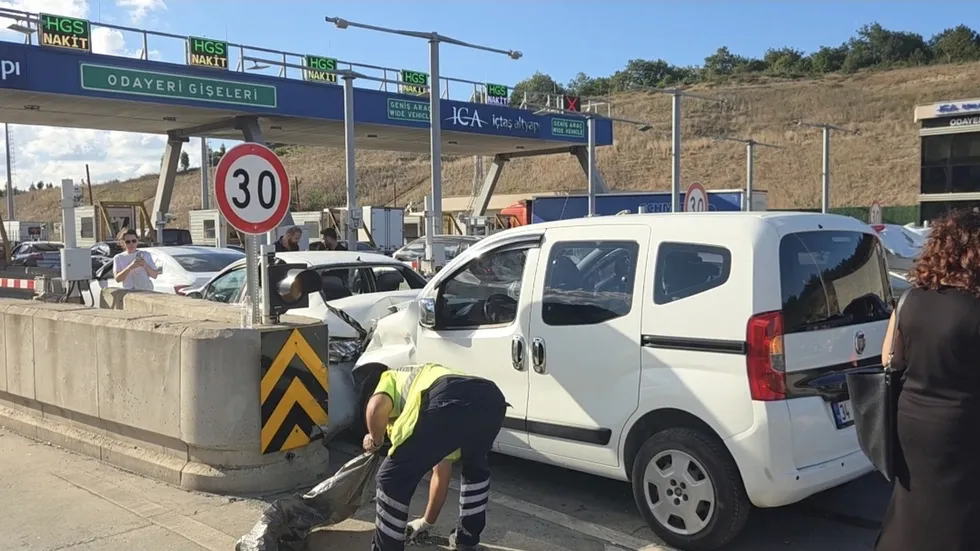1789831633725.jpg Kuzey Marmara Otoyolu'nda 4 araç çarpıştı: 2 yaralı - 1