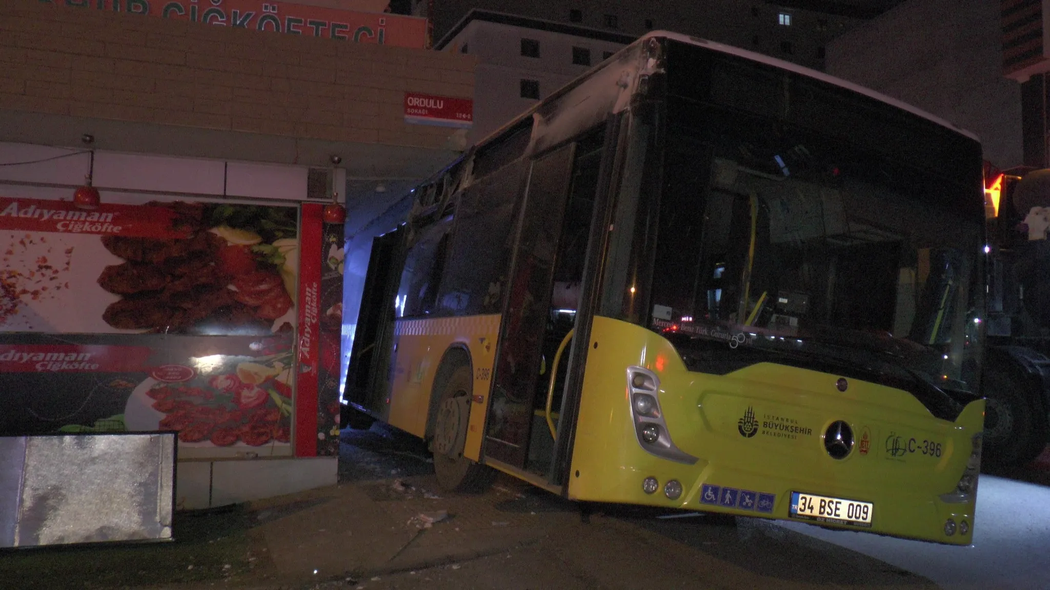 Bir İETT faciası daha! Pendik’te otobüs kaldırımla evin balkonu arasına sıkıştı