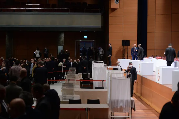 Galatasaray’da Burak Elmas ve yönetimi idari yönden ibra edilmedi!