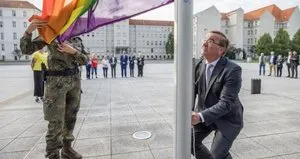 Almanya’dan LGBT terörüne destek!