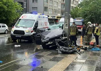 Ankara'da lüks araç mezar oldu! Kontrolden çıktı direğe girdi: 1 ölü, 4 yaralı
