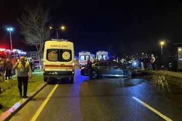 Düzce’de otomobil halk otobüsüne çarptı