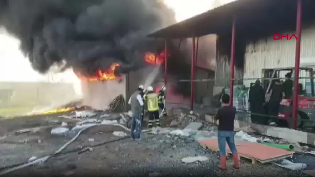 Diyarbakır'da plastik poşet üretimi yapan fabrikada yangın çıktı