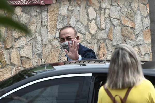 1622373685404.jpg Dışişleri Bakanı Mevlüt Çavuşoğlu Yunan "To Vima" gazetesine açık açık söyledi: Vazgeçin - 9